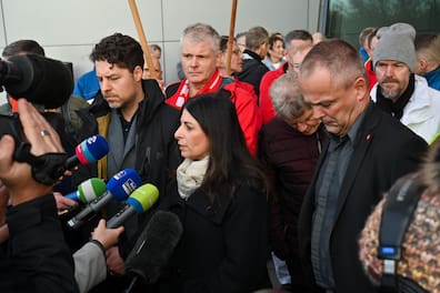 Erster Bevollmächtigter der IG Metall Dresden, Stefan Ehly (li.), VW-Konzernbetriebsratschefin Daniela Cavallo und Betriebsratschef in Dresden, Thomas Aehlig.