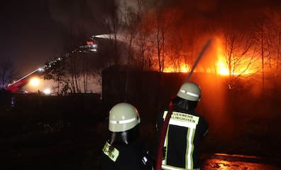 Unter anderem mit sechs Strahlrohren vom Boden aus und über die Drehleiter aus der Höhe wurden die Flammen bekämpft.