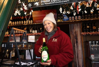 Seit Anfang der 90er-Jahre beim Leipziger Weihnachtsmarkt: Sandra Grunow am Stand vom Weingut Keth. 