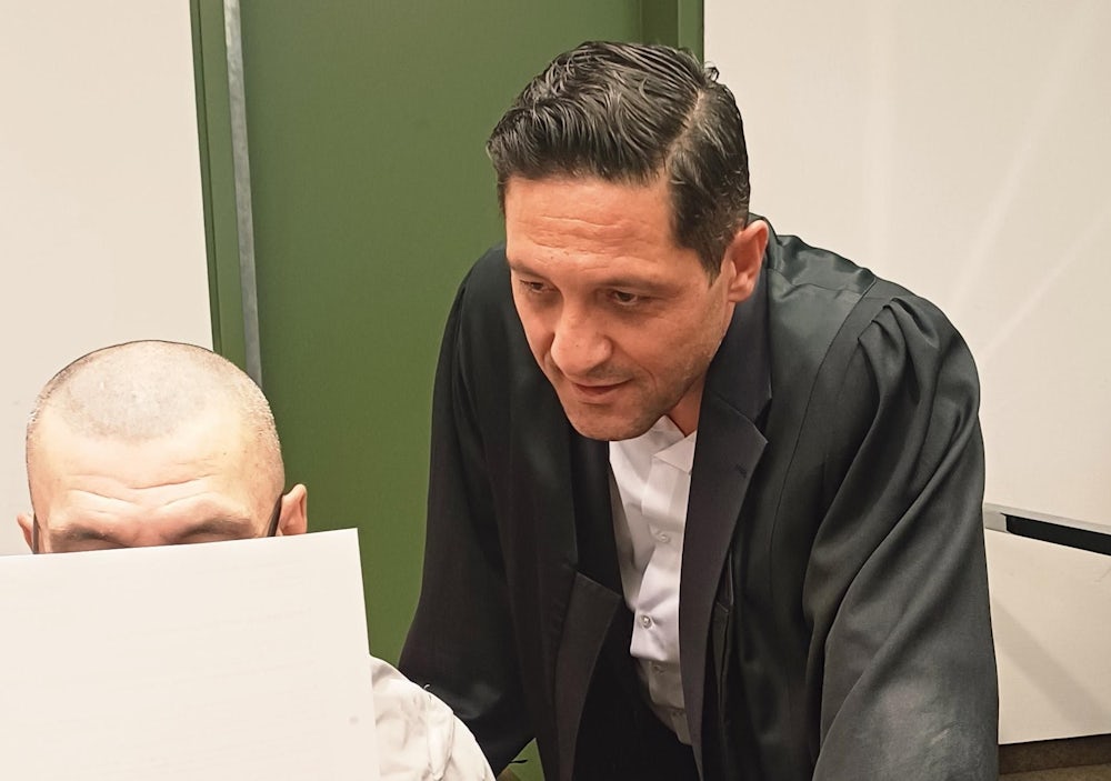 Der Angeklagte Cristian A. mit Anwalt Ömer Sahinci.