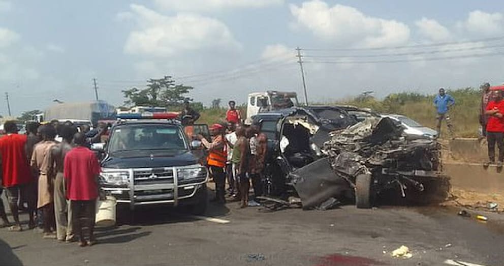 Die nigerianische Straßenverkehrssicherheitsbehörde veröffentlichte diese Aufnahme von der Unfallstelle. Es zeigt den total demolierten Luxus-SUV sowie einen Polizeiwagen