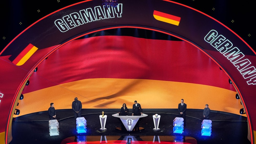 Die Bühne bei der WM-Auslosung leuchtet in den deutschen Farben.