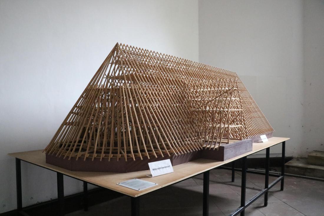 Im Haupteingang des Foyers steht ein Modell des Dachstuhls. Verdener Dom 