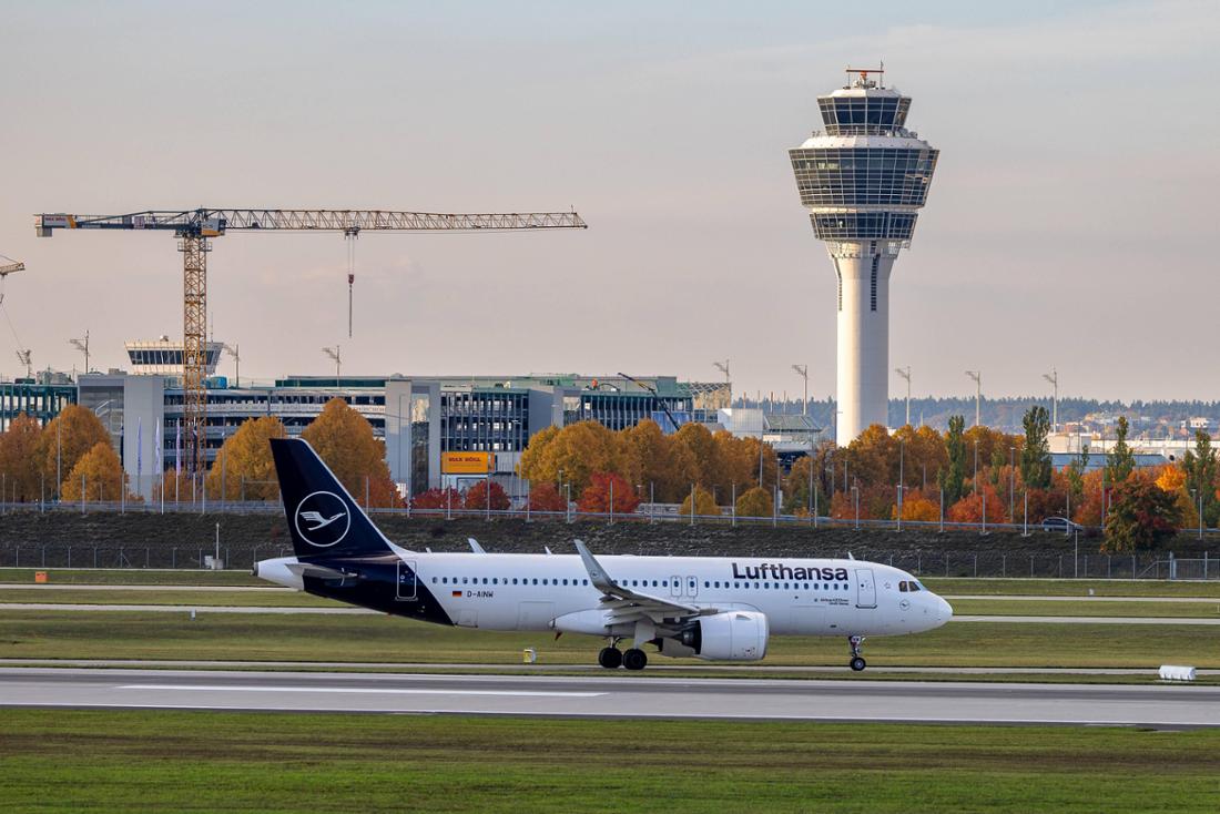 Eine Lufthansa-Maschine auf dem Rollfeld des Münchner Flughafen. 