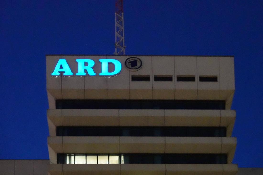 Das ARD-Logo am Abend auf einem Gebäude in Bayern.