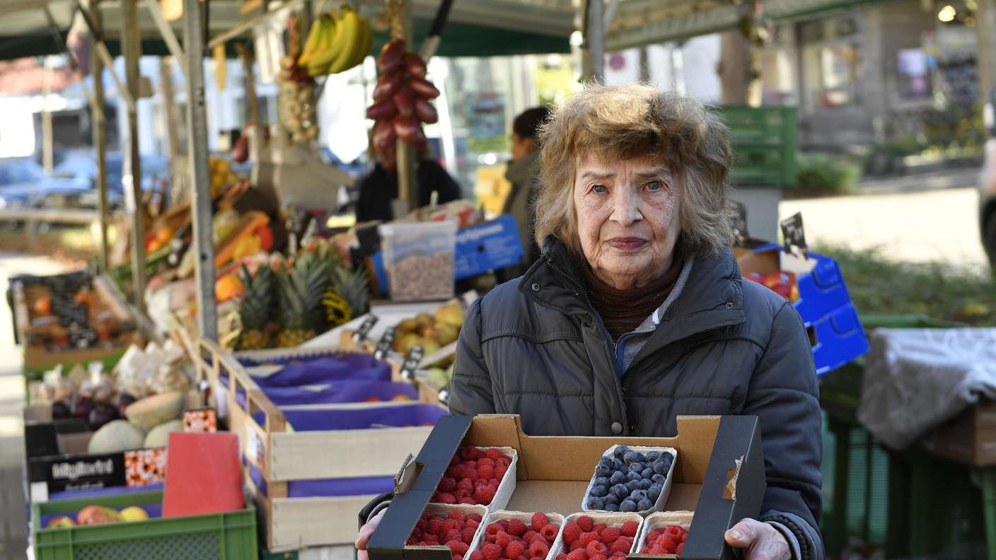 Isolde Schleich wurde um ihre Ersparnisse gebracht und muss mit 72 weiterhin arbeiten.