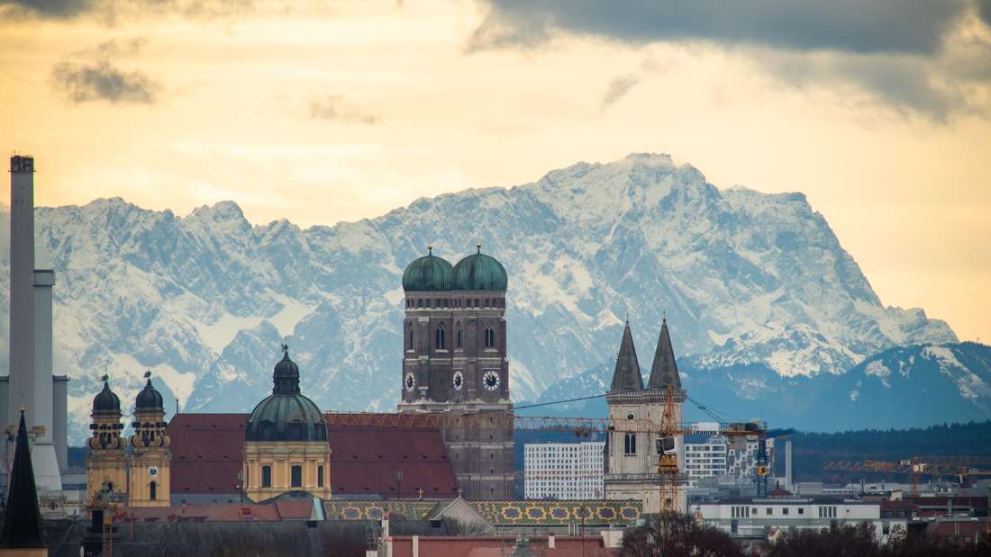 Die Stadt München ist umgeben von schönster Natur. Berge und Seen ziehen jährlich Millionen Touristen an. Doch man muss nicht immer die Stadt verlassen, um schönste Natur genießen zu können. Hier sind die zwölf schönsten Parks München - darunter echte Geheimtipps. 