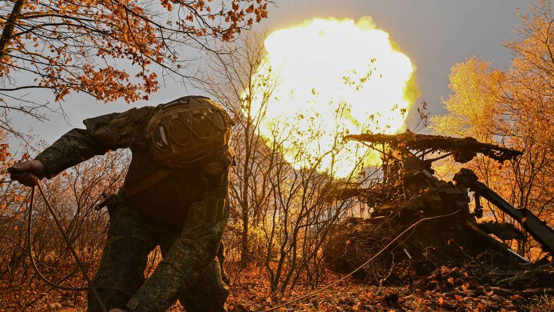 Ein ukrainischer Soldat beim Feuern auf russische Stellungen im Ukraine-Krieg. (Symbolbild)