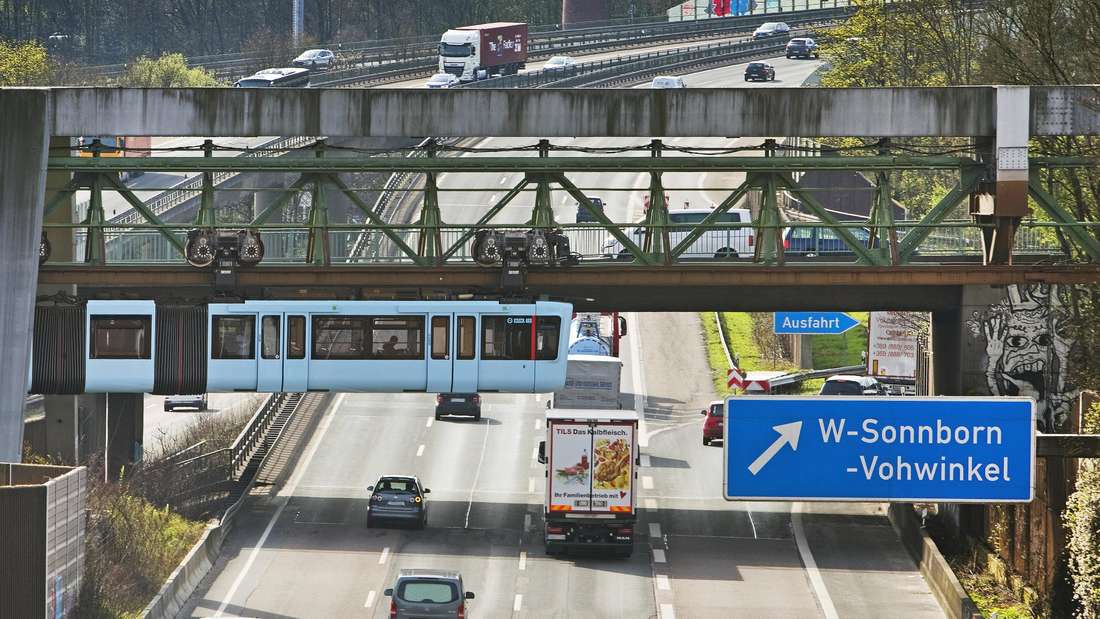 Wuppertaler Schwebebahn fährt ueber die Autobahn A46 am Sonnborner Kreuz.