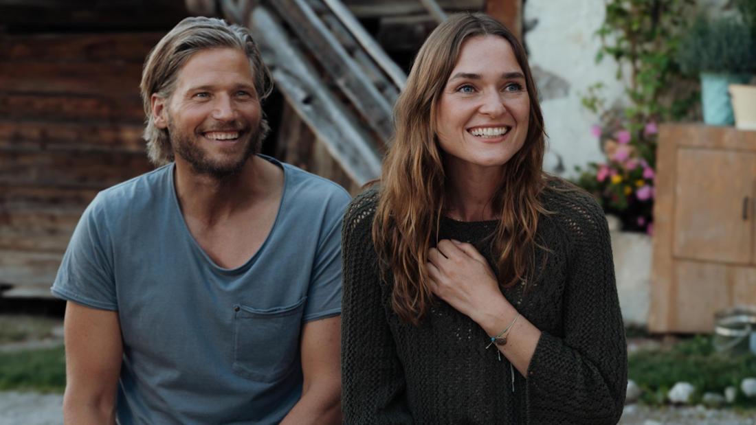 Nina Reuther (Josephin Busch) ist zurück auf dem Hof und unterstützt Markus Kofler (Sebastian Ströbel).