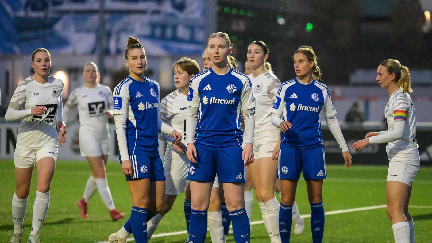 Die Frauenmannschaft des S04 im Spiel gegen Ibbenbüren