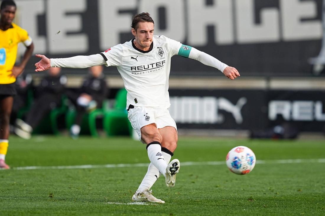 Florian Neuhaus schießt beim Test zwischen Borussia Mönchengladbach und Lierse SK einen Elfmeter.