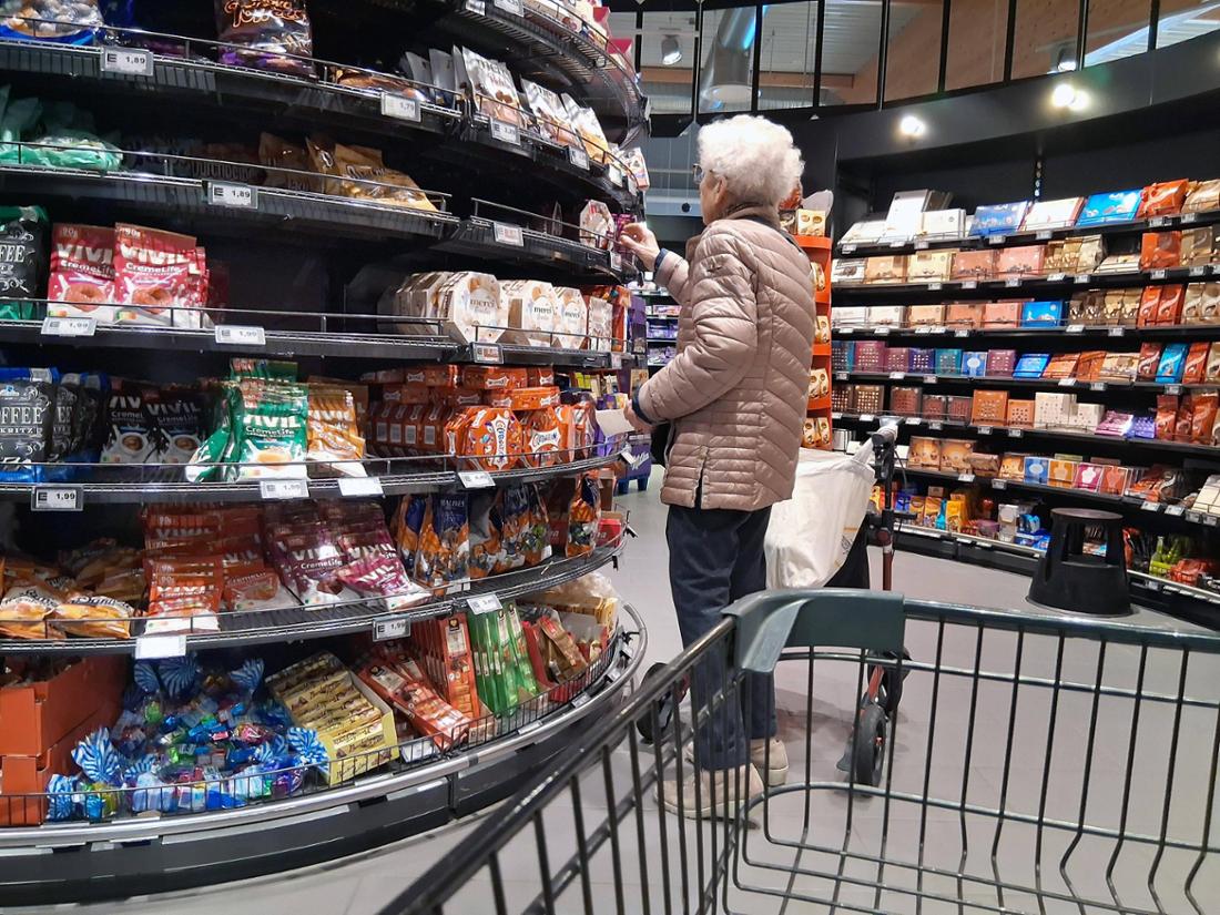 Eine Frau am Snack-Regal im Edeka