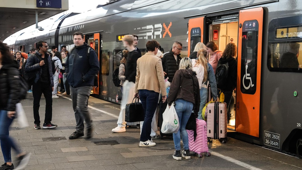Bahnreisende rund um Duisburg müssen sich schon bald für vier Wochen auf massive Einschränkungen einstellen (Archivbild).
