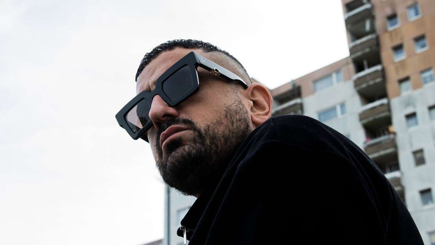 Haftbefehl - Nach der gefeierten "Babo"-Doku bei Netflix präsentiert Haftbefehl jetzt auch neue Musik: die türkische Single "Dünya Garip".