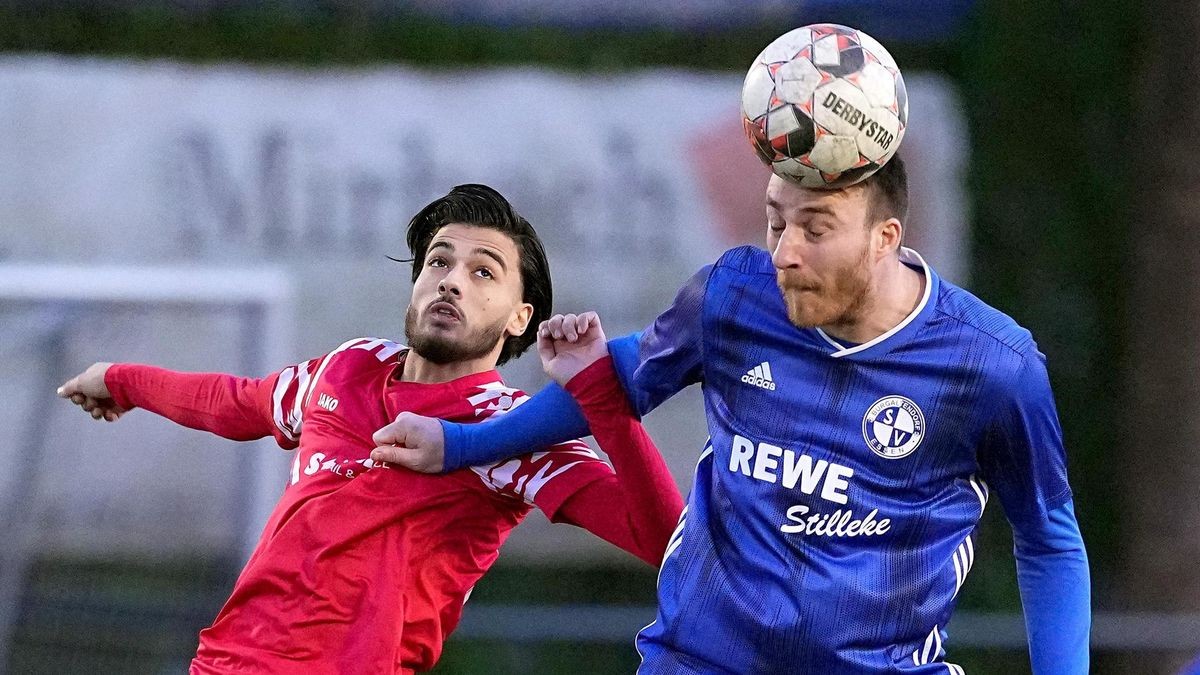 Bezirksliga-Fußball in Essen: Georgios Ketsatis vom SV Burgaltendorf im Spiel gegen Mohammed Hassouni vom Vogelheimer SV im Kopfballduell. Beide haben die Füße dabei noch auf dem Boden. Das Spiel am 28.03.2024 endete auf dem Sportplatz An der Windmühle 24 mit 3:0.