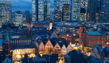 Duo gibt Überraschungskonzert auf dem Frankfurter Weihnachtsmarkt