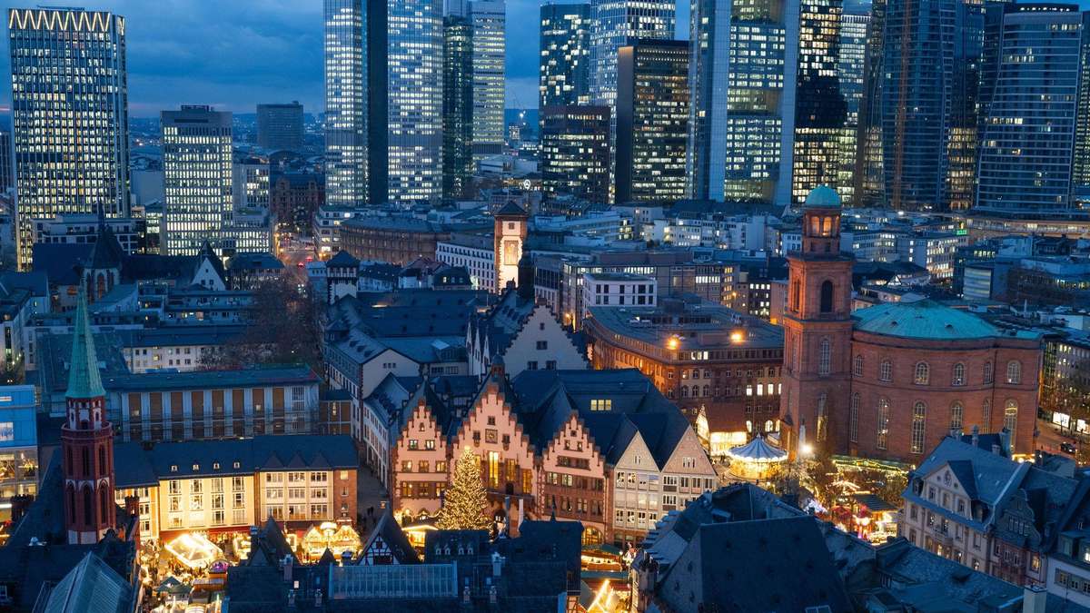 Duo gibt Überraschungskonzert auf dem Frankfurter Weihnachtsmarkt