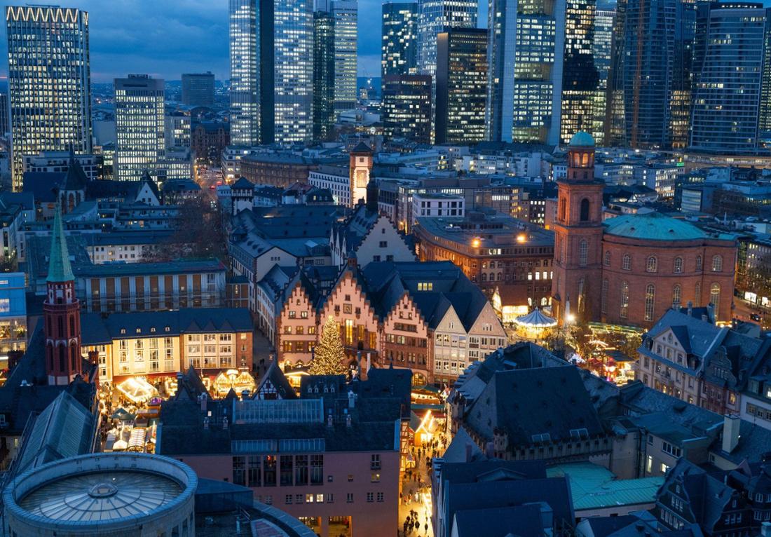 Beleuchteter Weihnachtsmarkt - Bankenskyline Frankfurt