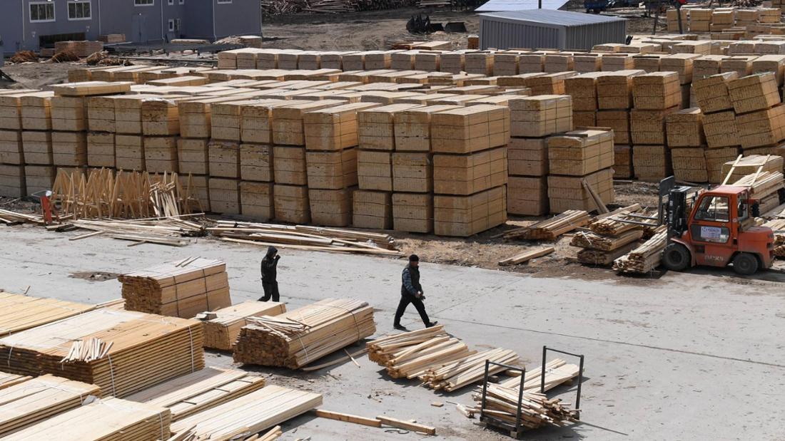 Das Foto zeigt das Industriegelände der Center of Siberia LLC in der Nähe des Dorfes Razdolnoye in der Region Krasnojarsk, Russland, wo jährlich rund 120.000 Kubikmeter Holz verarbeitet und ein erheblicher Teil exportiert wird.