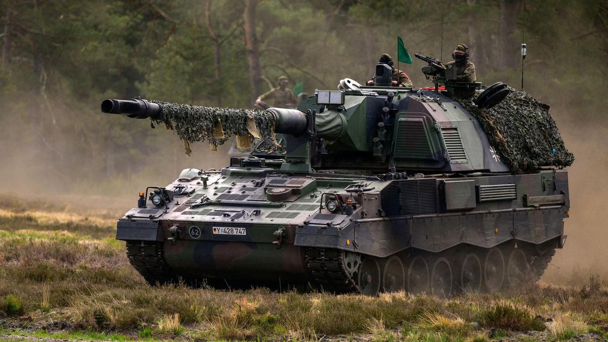 Eine Panzerhaubitze 2000 der Bundeswehr fährt während der Übung „Wettiner Heide“ auf einem Übungsplatz. Eine Panzerhaubitze 2000 der Bundeswehr fährt während der Übung „Wettiner Heide“ auf einem Übungsplatz.