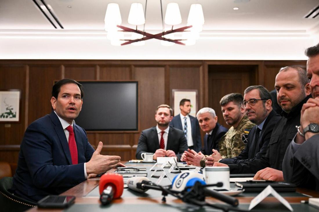 US-Außenminister Marco Rubio (links) spricht während eines Treffens mit ukrainischen Beamten unter der Leitung von Rustem Umerov (rechts), dem Sekretär des Nationalen Sicherheits- und Verteidigungsrates der Ukraine.