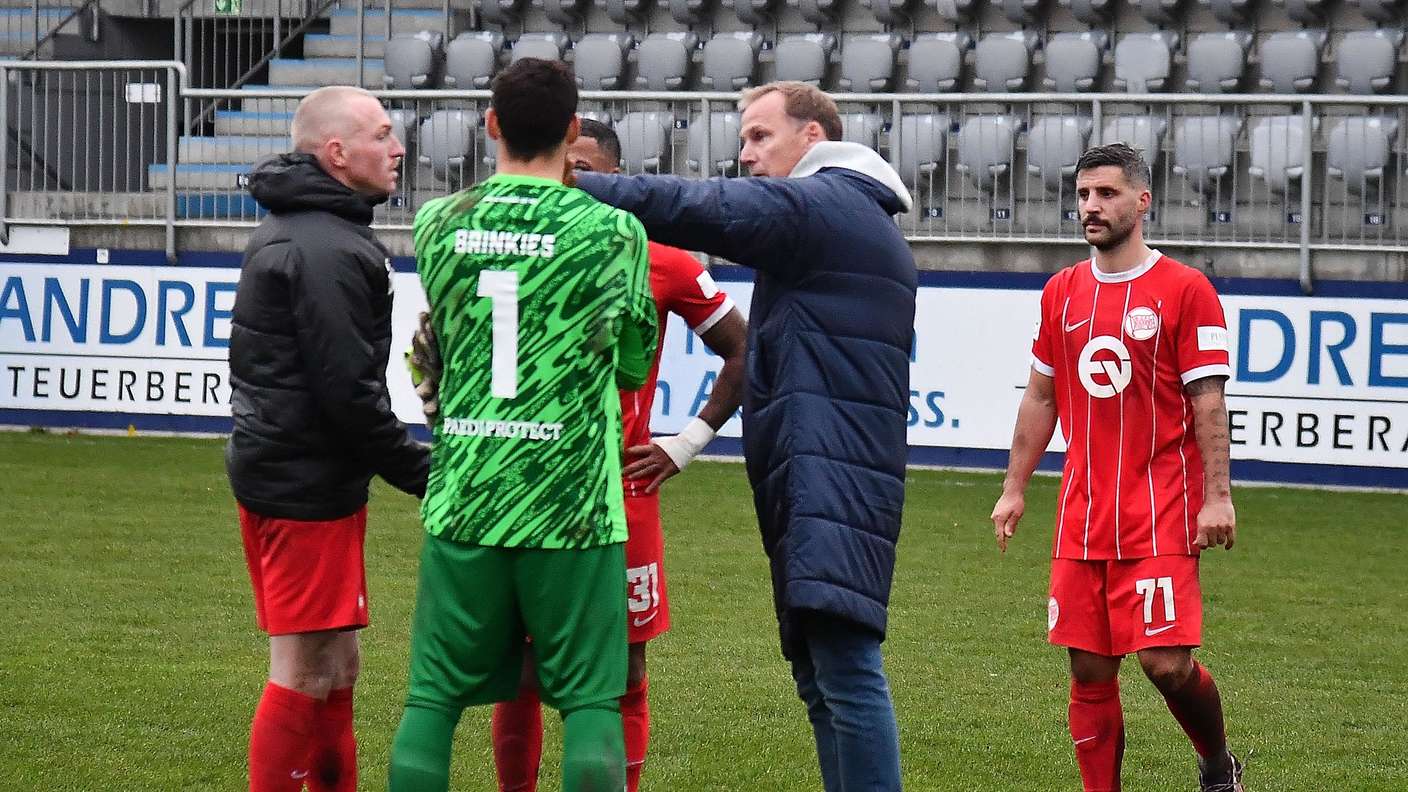 Fehleranalyse kurz nach Abpfiff: Der neue Sport-Geschäftsführer Martin Pieckenhagen (Mitte) im Gespräch mit Ron Berlinksi (links), Torwart Johannes Brinkies und Ronny Marcos (verdeckt). Rechts: Sascha Korb. Das eingewechselte Urgestein war der bei der Blamage in Alzenau noch der beste Offenbacher.  