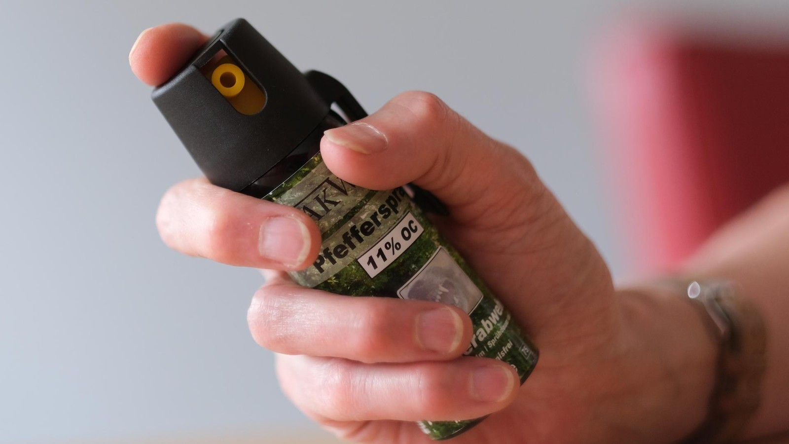 Mann (46) in Gelsenkirchen mit Schlägen und Reizgas überfallen