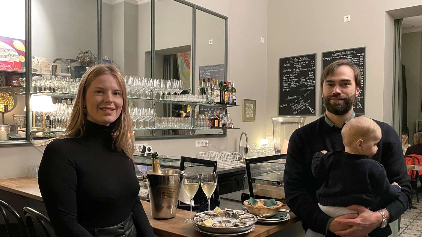 Das Gastropaar Tara und Maurice Mohn mit Sohn Henry in ihrem L‘Huitre an der Schweizer Straße