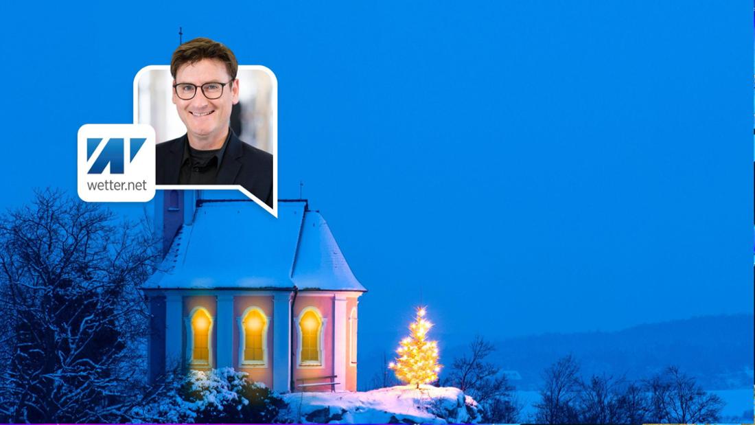 Verschneite Kirche auf einem Berg. 