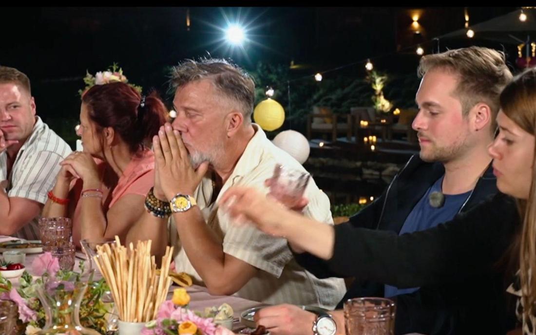 Hochzeit auf den ersten Blick - Frank (ver)zweifelt immer mehr (Mitte).