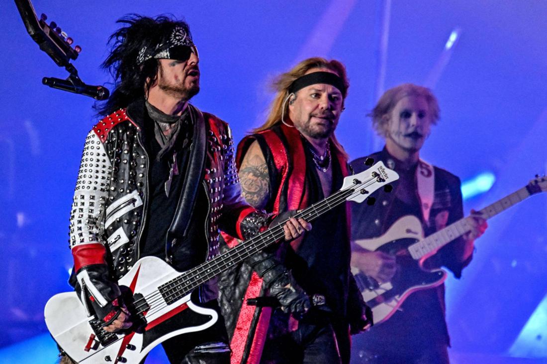 Mötley Crüe auf der Bühne beim Hellfest Open Air Festival in Clisson, Frankreich, am 16. Juni 2023.