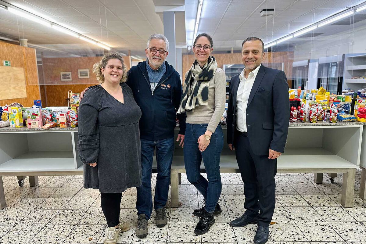 Die Beteiligten freuen sich über die Spenden an die Eschweiler Tafel. Foto: Ardita Hashani - 