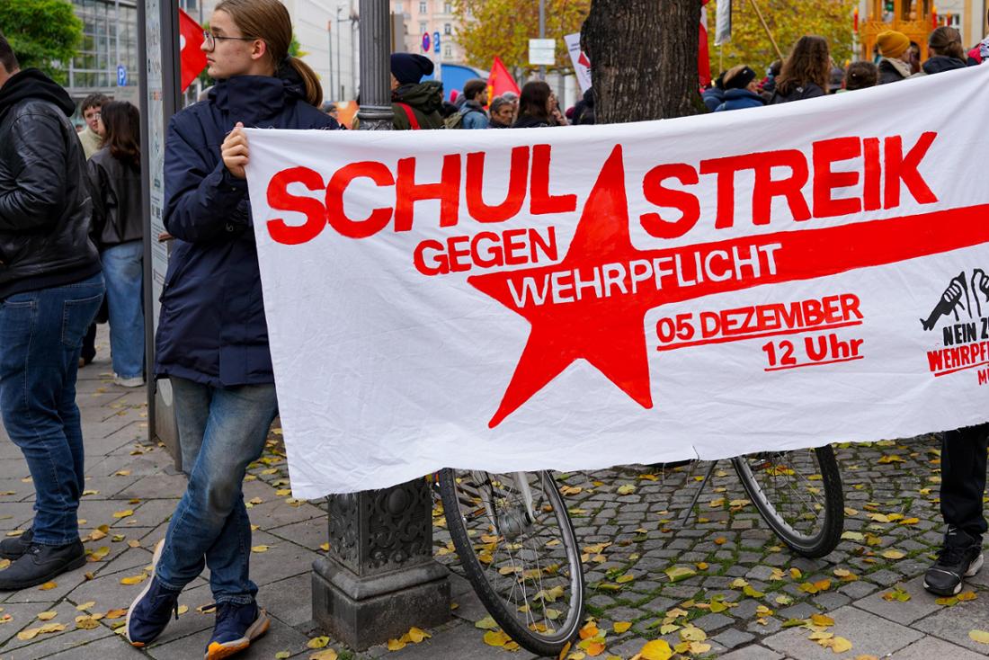 In über 85 Städten in Deutschland sind am Freitag (5. Dezember) Schulstreiks und Proteste gegen den neuen Wehrdienst der Bundesregierung geplant. 
