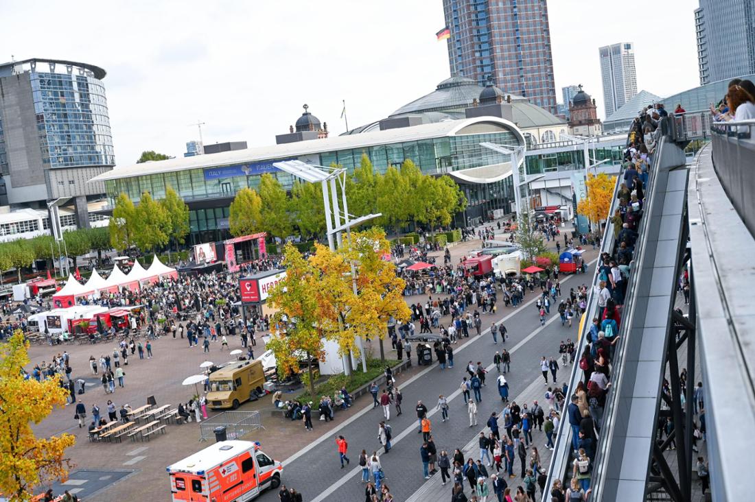 Frankfurt. 19.10.2024. Die 76. Buchmesse. Massen von Besucher:innnen in den Hallen und vor den Signier-Zelten auf der Agora.TAGESHONORARVeroeffentlichung nur zur aktuellen Berichterstattung, unter Beachtung des Medienprivilegs.Vereinbarung ueber Abtretung von Persoenlichkeitsrechten der abgebildeten Person(en), Model / Product Release liegt nicht vor. Foto: Renate Hoyer, Waldschmidtstr. 17, 60316 Frankfurt. Tel. Mobil: 0171-7992955. Frankfurter VolksbankIBAN: DE65 5019 0000 6500 9832 89.BIC:FFVBDEFF,  Steuernr.:014 829 04467