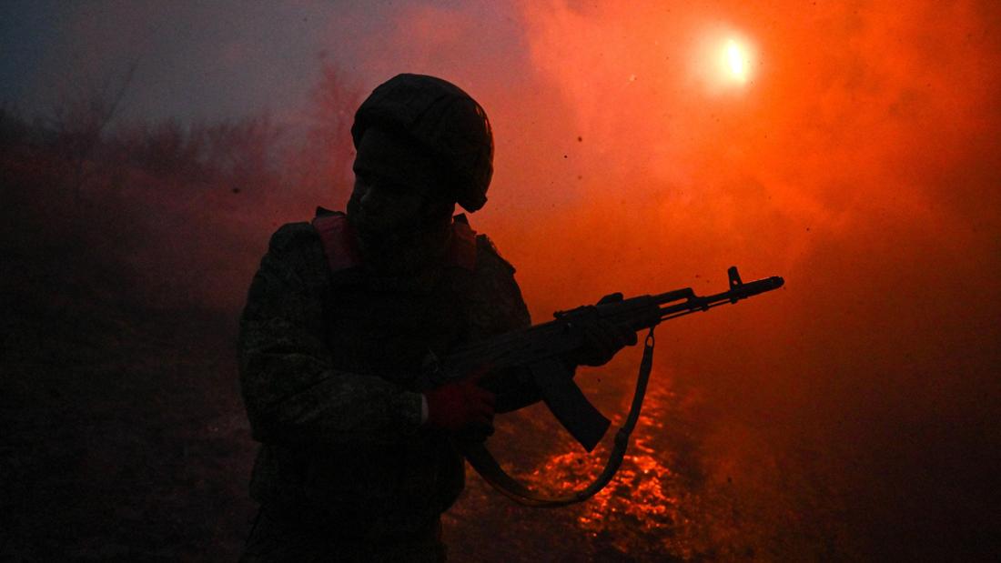 Soldat vor rotem Licht