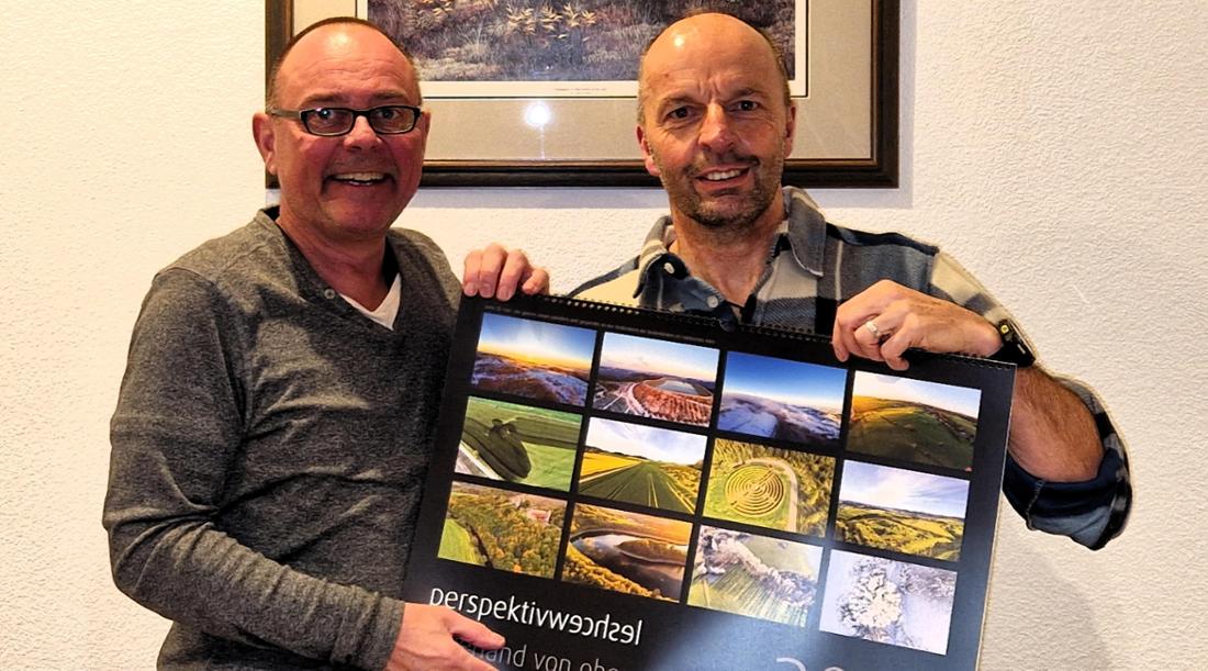 Das Sauerland von oben: Die Drohnenpiloten Harald Weber (links) und Achim Guski präsentieren stolz ihren Kalender „Perspektivwechsel“ für das Jahr 2026.