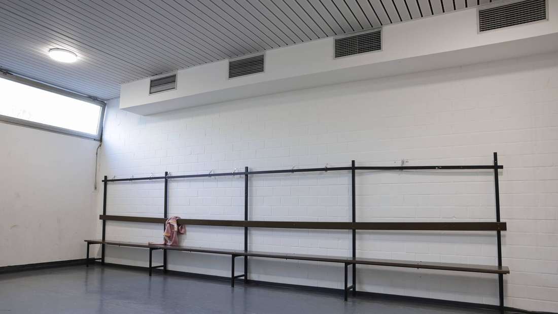 Eine typische Umkleidekabine in einer Turnhalle. (Symbolfoto)