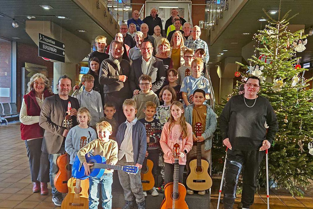 Schülerlotsen und Kindern der Musikschule - mittendrin Bürgermeister Nowicki und die erste Beigeordneten der Stadt Dana Duikers. Foto: Gaby Römers - Schülerlotsen und Kindern der Musikschule - mittendrin Bürgermeister Nowicki und die erste Beigeordneten der Stadt Dana Duikers. Foto: Gaby Römers -