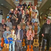 Schülerlotsen und Kindern der Musikschule - mittendrin Bürgermeister Nowicki und die erste Beigeordneten der Stadt Dana Duikers. Foto: Gaby Römers