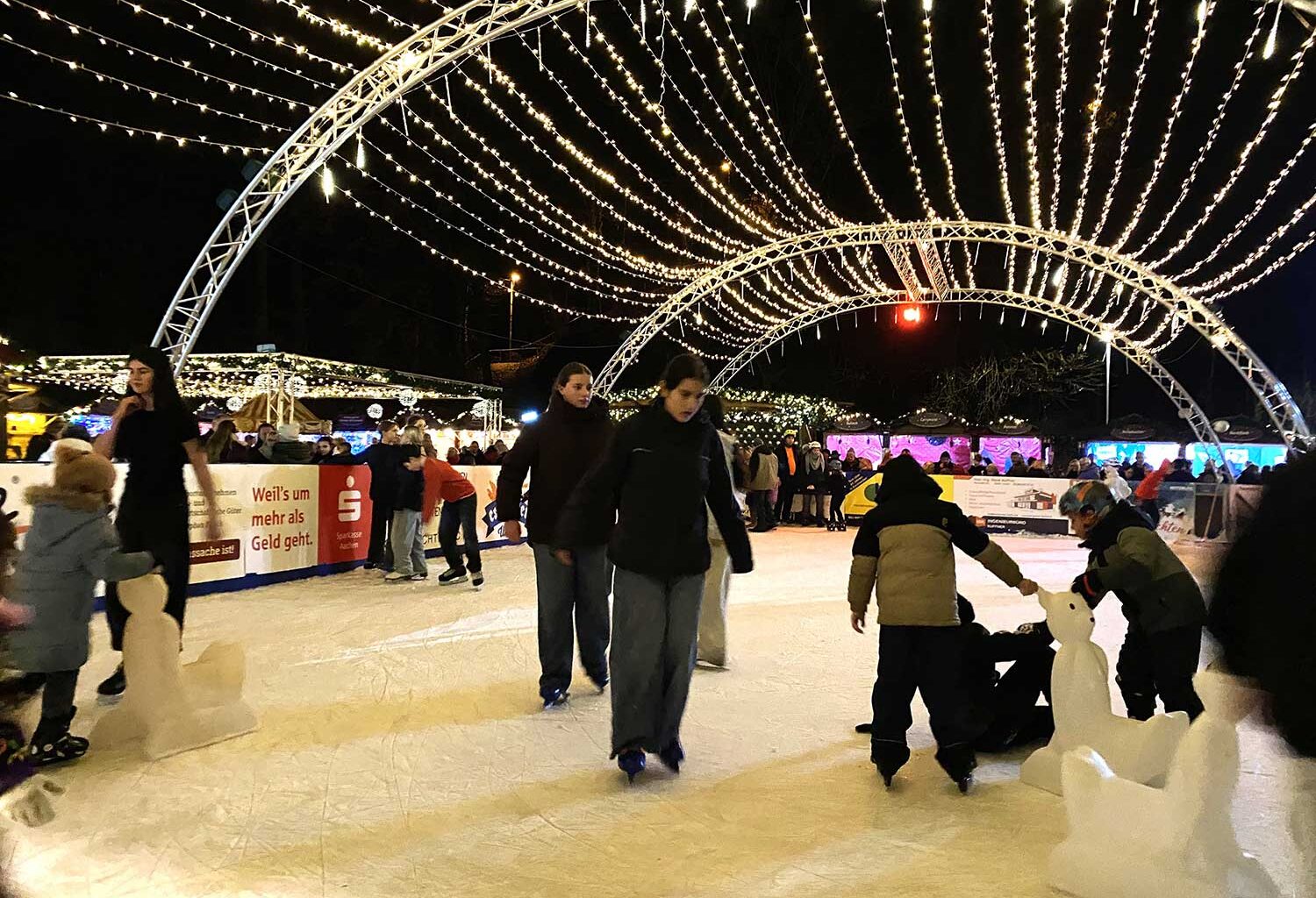 Zwischen Eisbahn, Lichterglanz und leuchtenden Kinderaugen