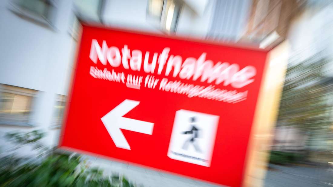 Nachdem ein 88-Jähriger in Hannover von einem Auto angefahren wurde, versorgten Notarzt und Sanitäter den schwer Verletzten noch an der Unfallstelle. Doch kurz darauf starb er im Krankenhaus.