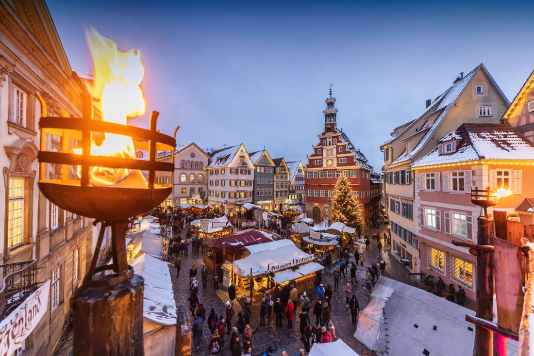 Mittelalter Weihnachtsmarkt in Esslingen bei Stuttgart. Einer der schönsten Weihnachtsmärkte in Deutschland vor historischer Häuserkulisse.