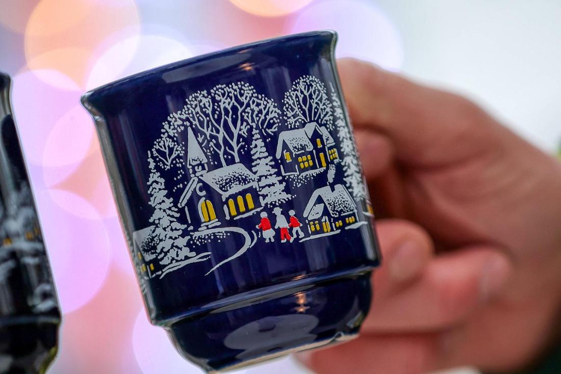 Eine Tasse Glühwein wird in der Handgehalten. Ein anderes Getränk steht jetzt zur Diskussion. (Symbolbild)