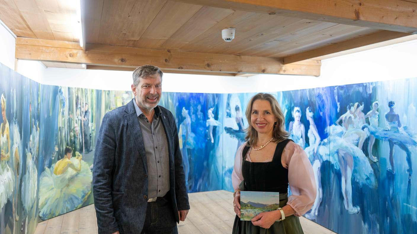 Mittendrin im „Tanz der kleinen Schwäne“: Künstlerin Ekaterina Zacharova mit Bürgermeister Alfons Besel bei der Vernissage im Jagerhaus. 