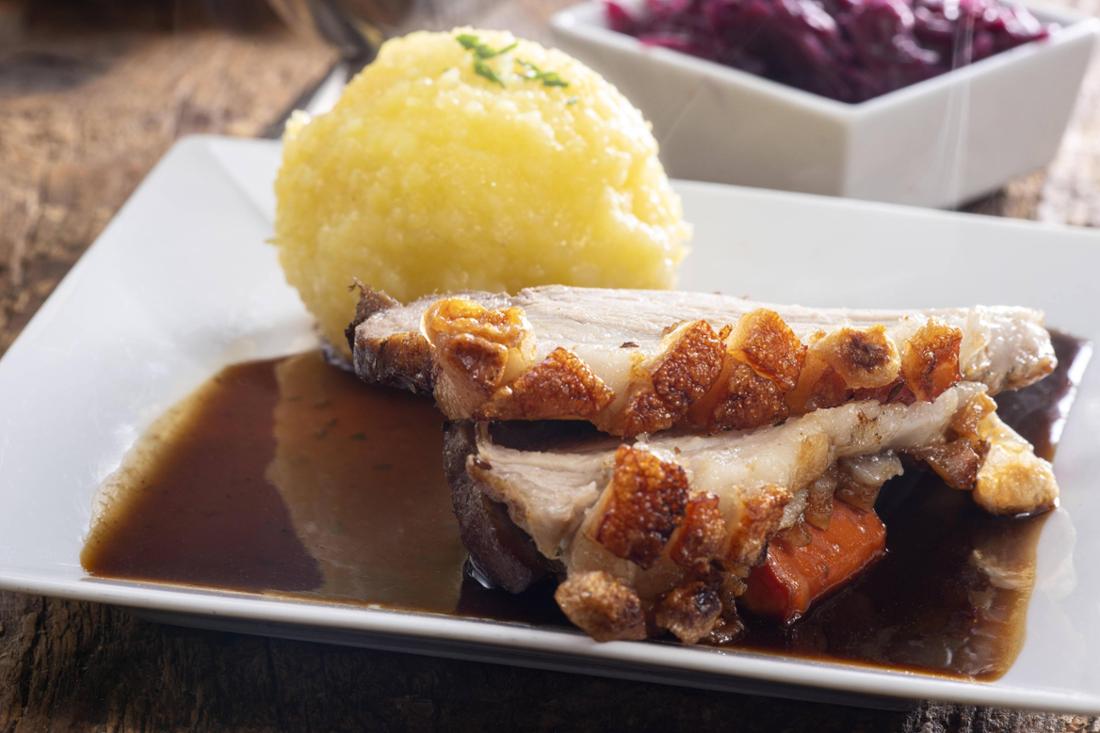 Bayerischer Schweinebraten mit Knödeln *** Bavarian Roast pork with Dumplings 1035309913 