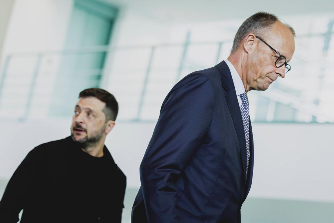 Kanzler Friedrich Merz (r.) und der ukrainische Präsident Wolodymyr Selenskyj nach einer Pressekonferenz in Berlin. 