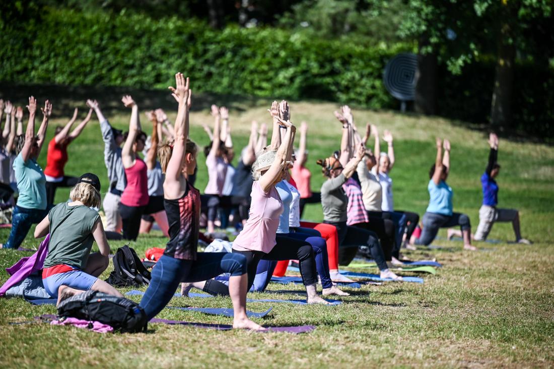 Strecken für die Wirtschaft? Dienstleistungen wie Yoga-Kurse (hier in einem Mühlheimer Park) spielen eine größere Rolle.