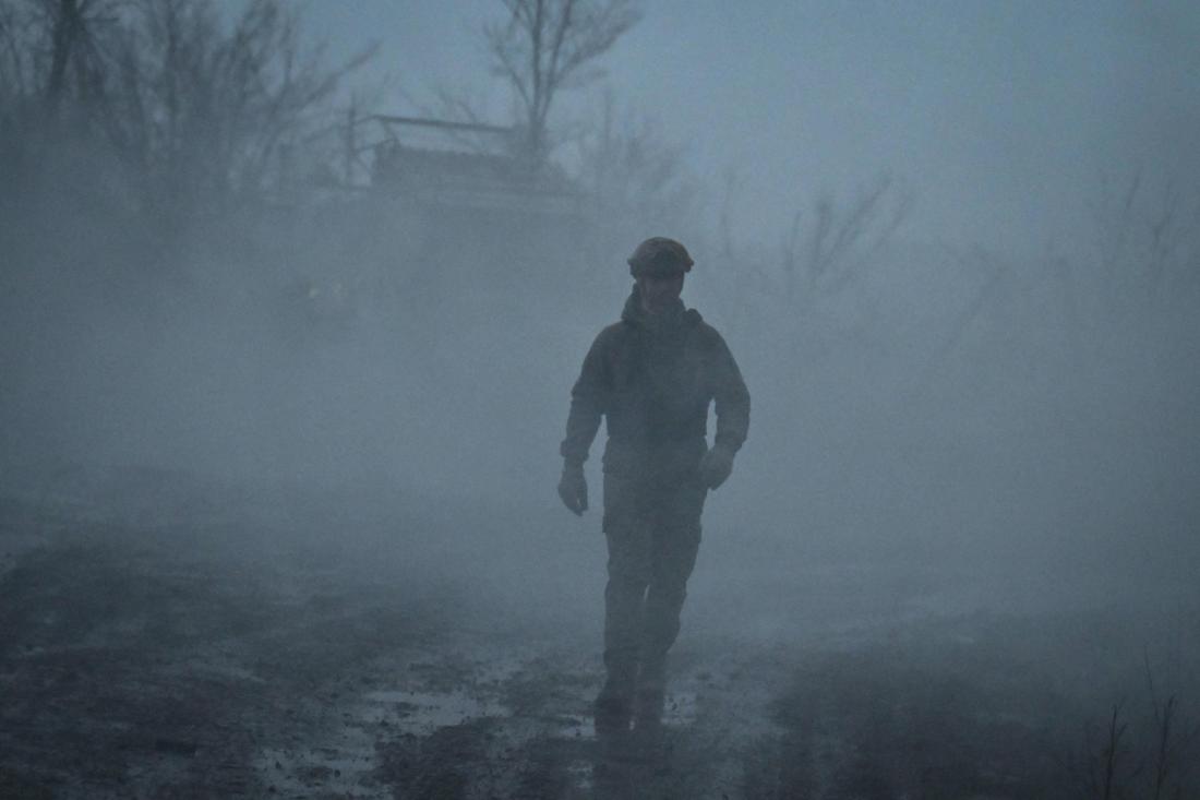 Ein russischer Soldat ist an einer Position im Sektor Krasnoarmeysk (Pokrowsk) der Frontlinie während der russischen Militäroperation in der Ukraine zu sehen.