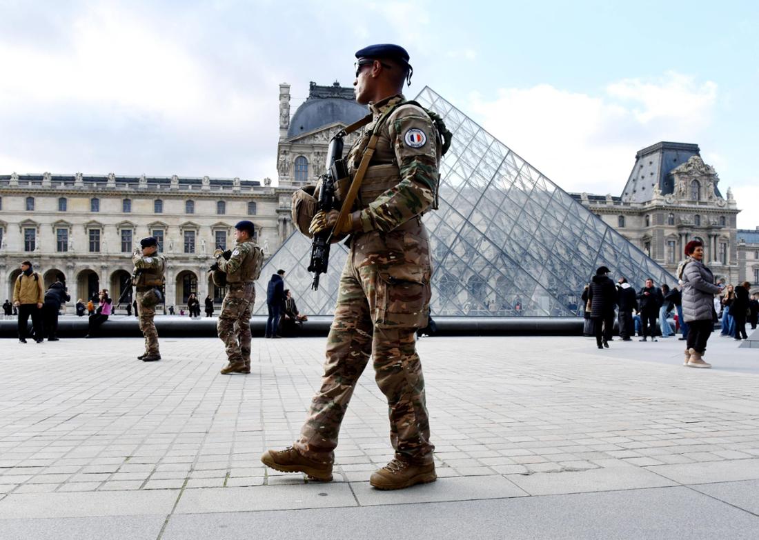 Französische Soldaten patrouillieren am Kunstmuseum Louvre in Paris. (Symbolfoto)